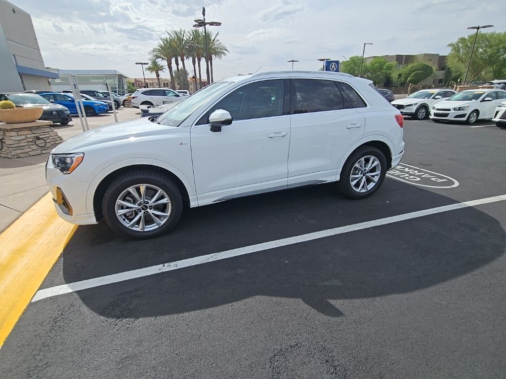 Thumbnail: 2022 Audi Q3 - 2