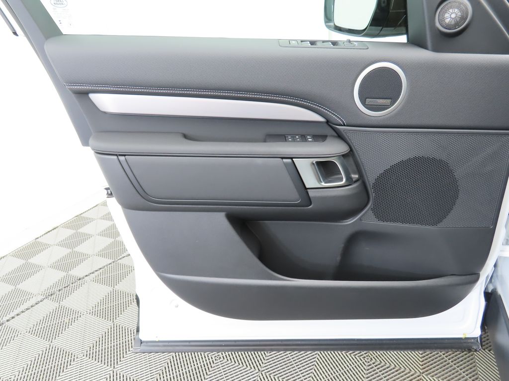 Thumbnail: 2026 Land Rover Discovery - 24