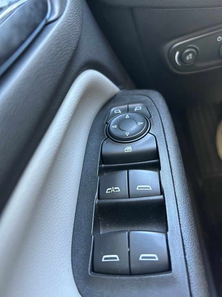 2022 Chevrolet Equinox LS 26