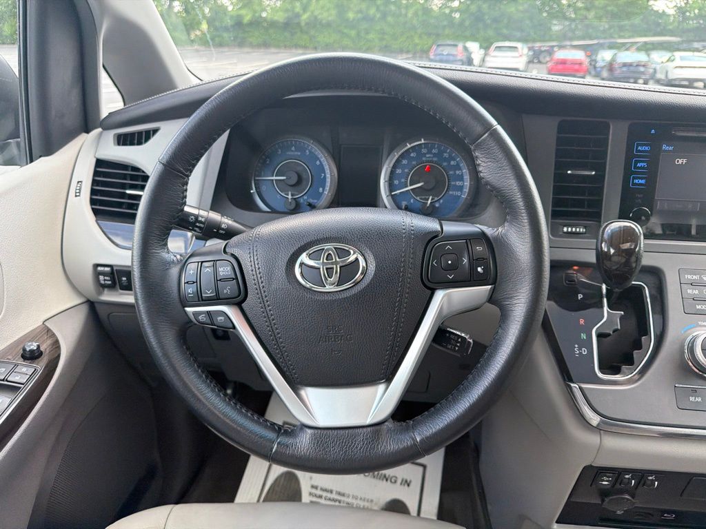 Thumbnail: 2017 Toyota Sienna - 13