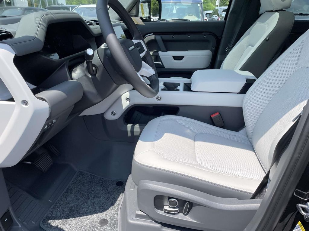 New 2026 Black Land Rover X-Dynamic SE image 14