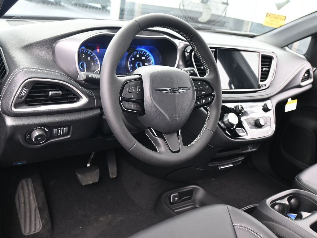 New 2026 Diamond Black Crystal Pearlcoat Chrysler Select image 14