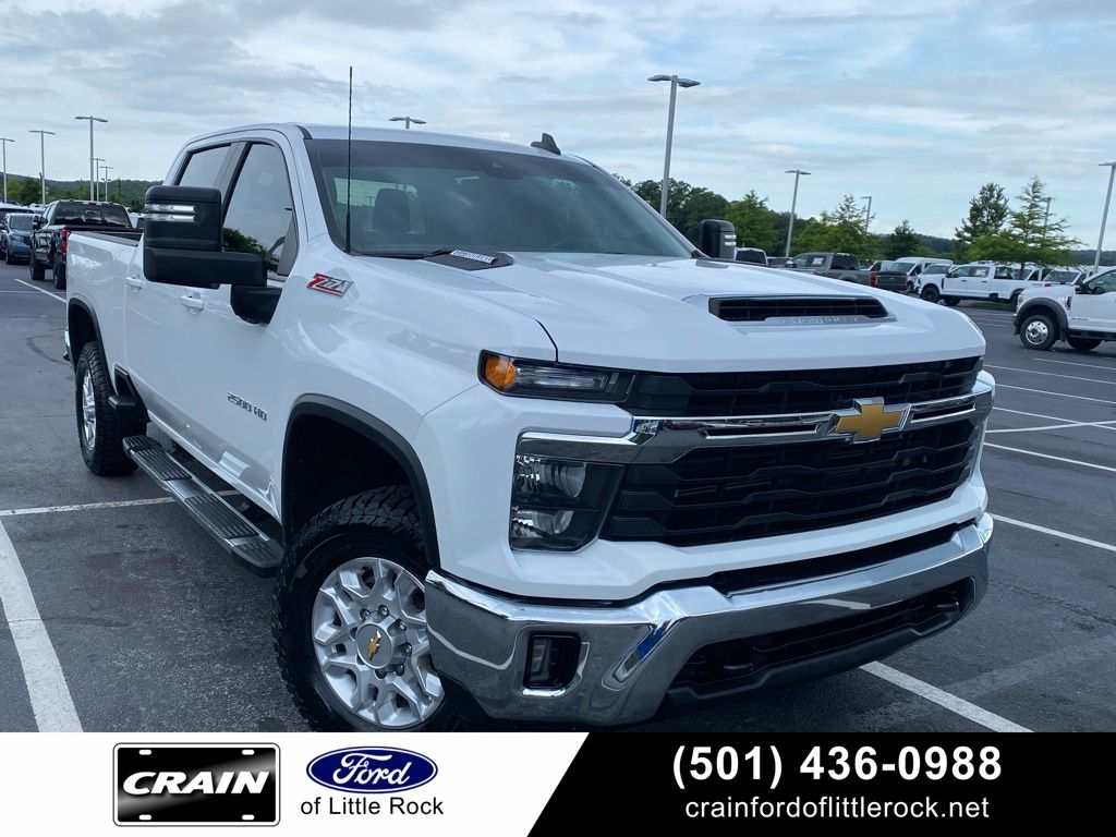Summit White 2025 Chevrolet Silverado 2500HD Pickup Truck Four-Wheel Drive Automatic