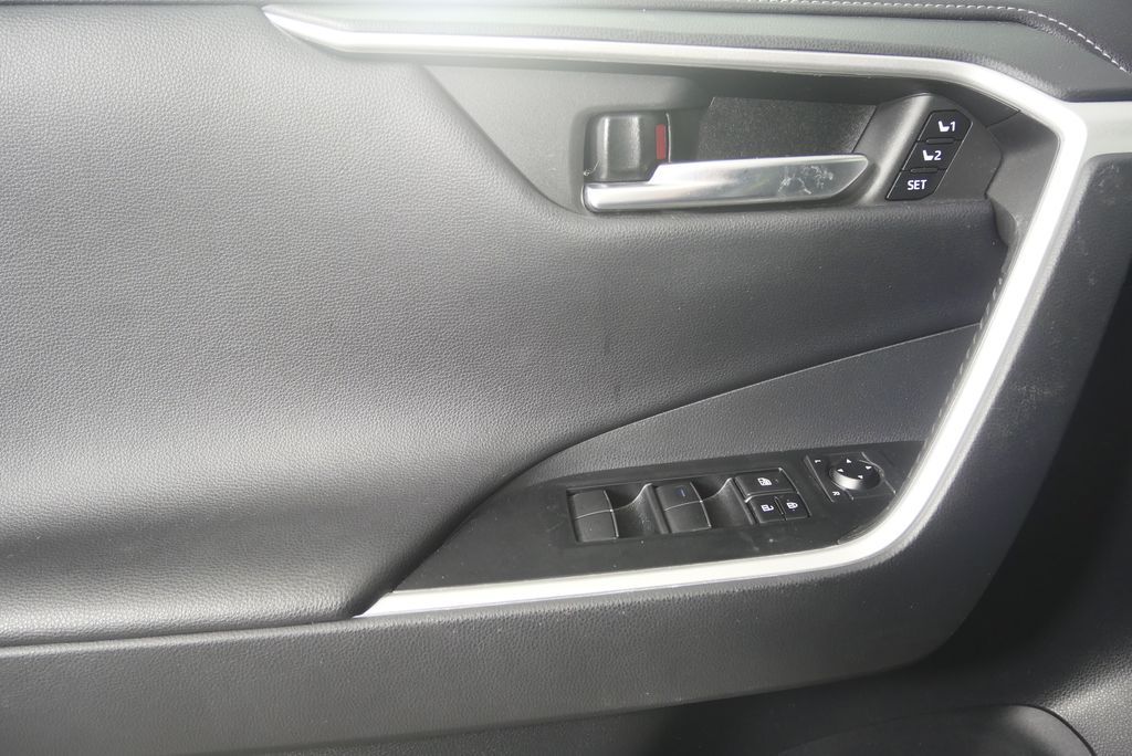 Thumbnail: 2021 Toyota RAV4 - 6