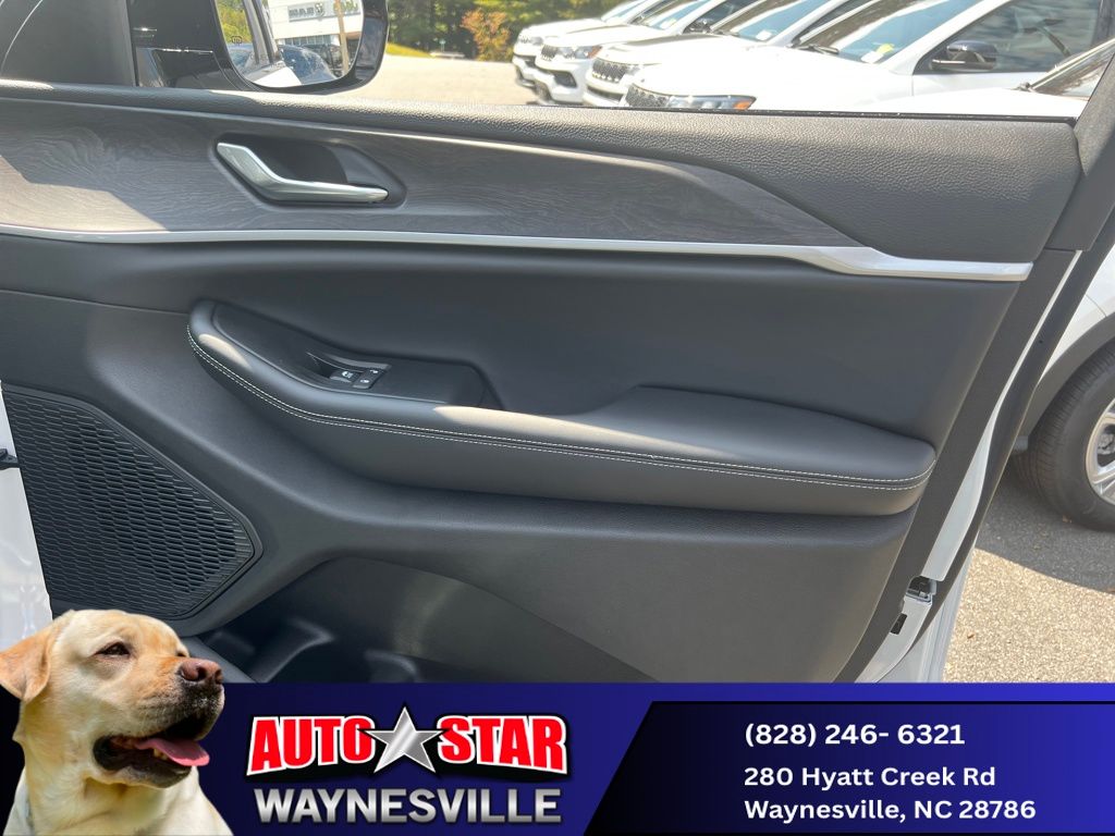 new 2025 Jeep Grand Cherokee car, priced at $47,990