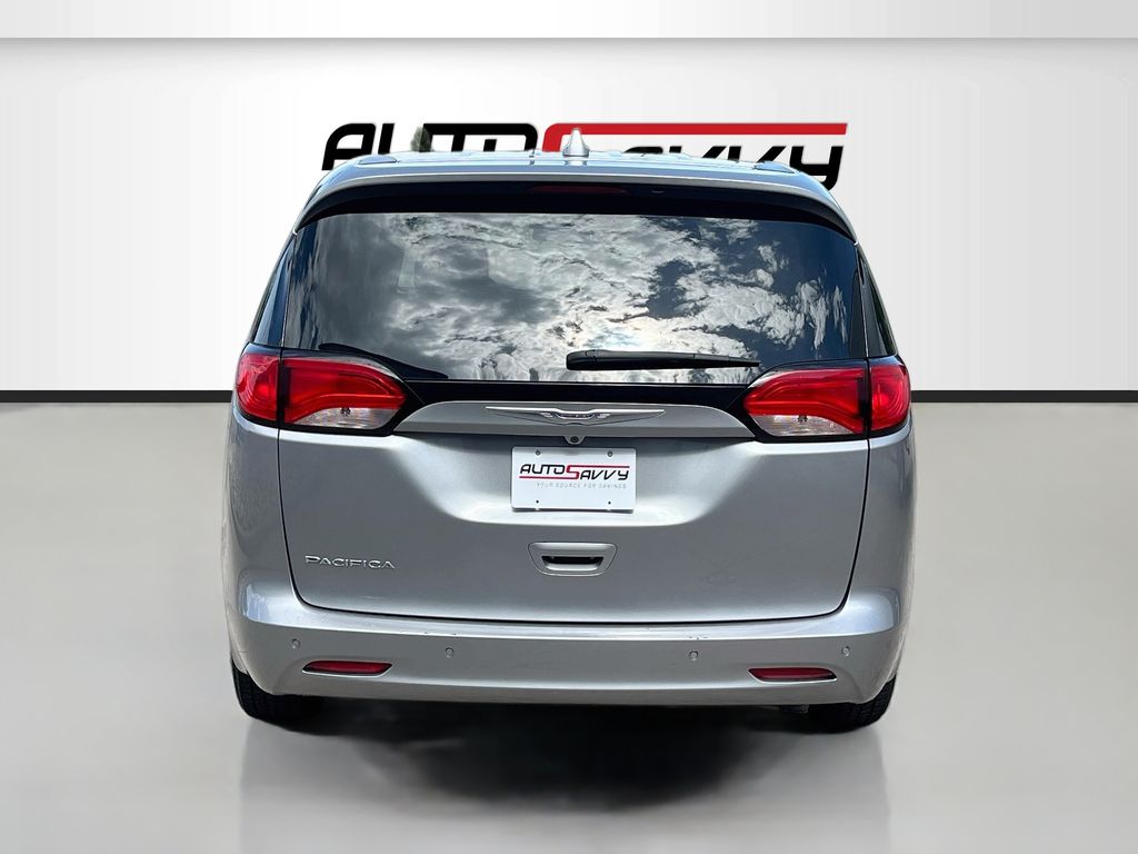 Used 2019 Silver Chrysler LX image 6