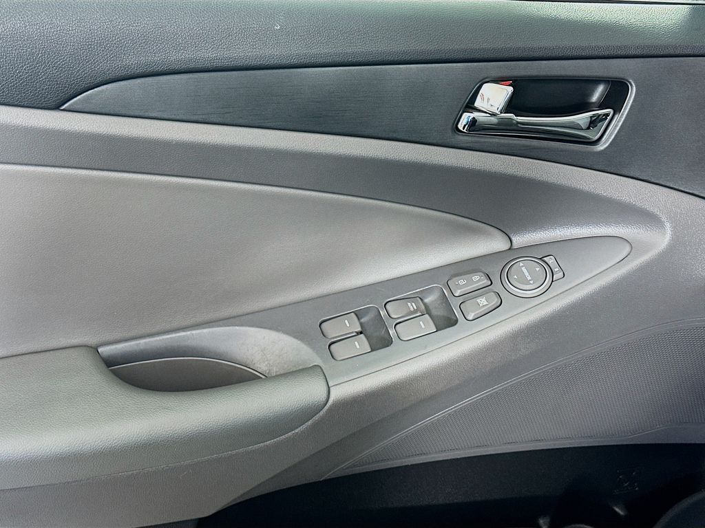 Thumbnail: 2013 Hyundai Sonata - 16