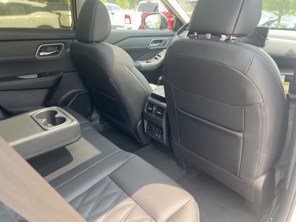 2025 Everest White Pearl/Super Black Nissan Rogue Platinum FWD SUV