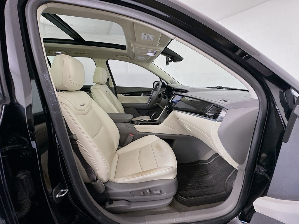 Thumbnail: 2021 Cadillac XT6 - 31