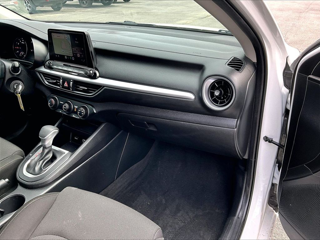 2024 Kia Forte — photo 13
