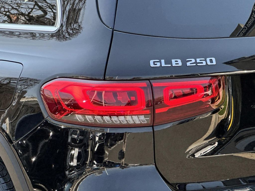 Thumbnail: 2022 Mercedes-Benz GLB - 12