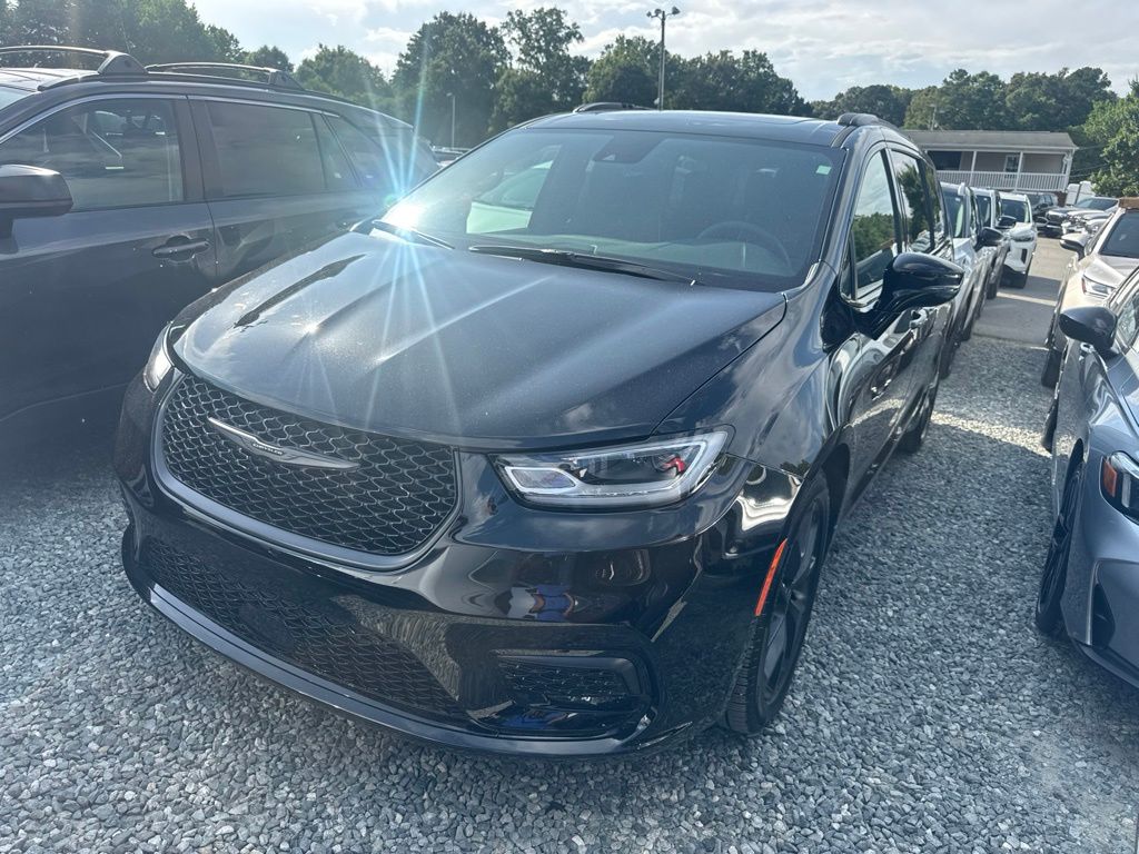 2025 Chrysler Pacifica Limited's photo