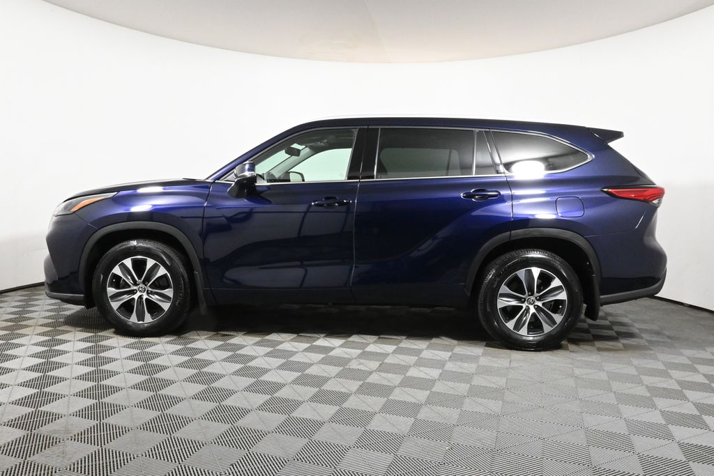 2022 Toyota Highlander XLE 2