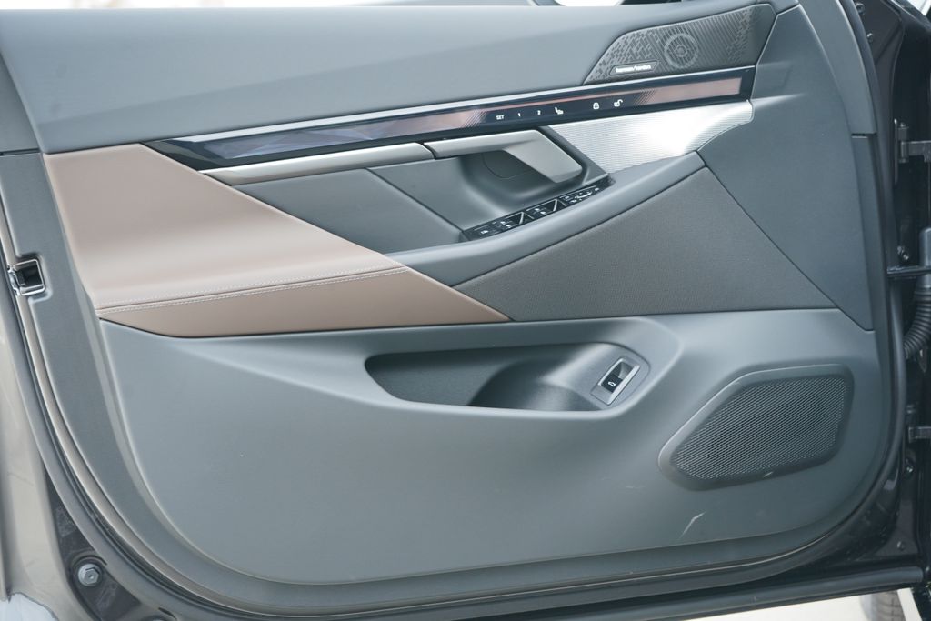 Thumbnail: 2026 BMW i5 - 9