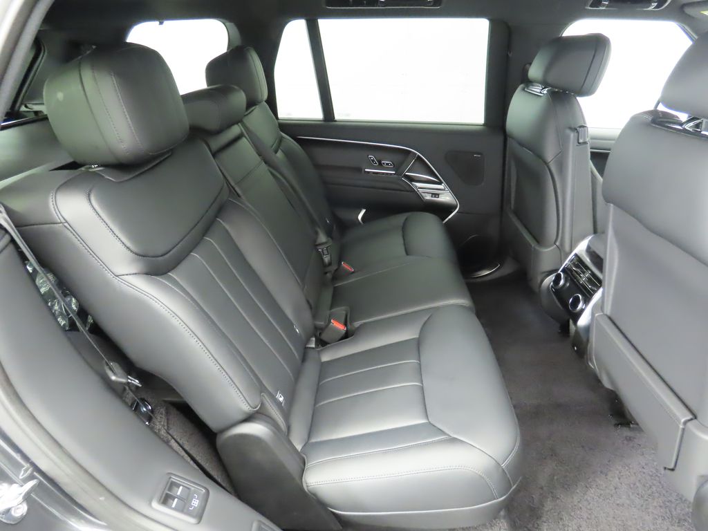 2025 Land Rover Range Rover SE 24