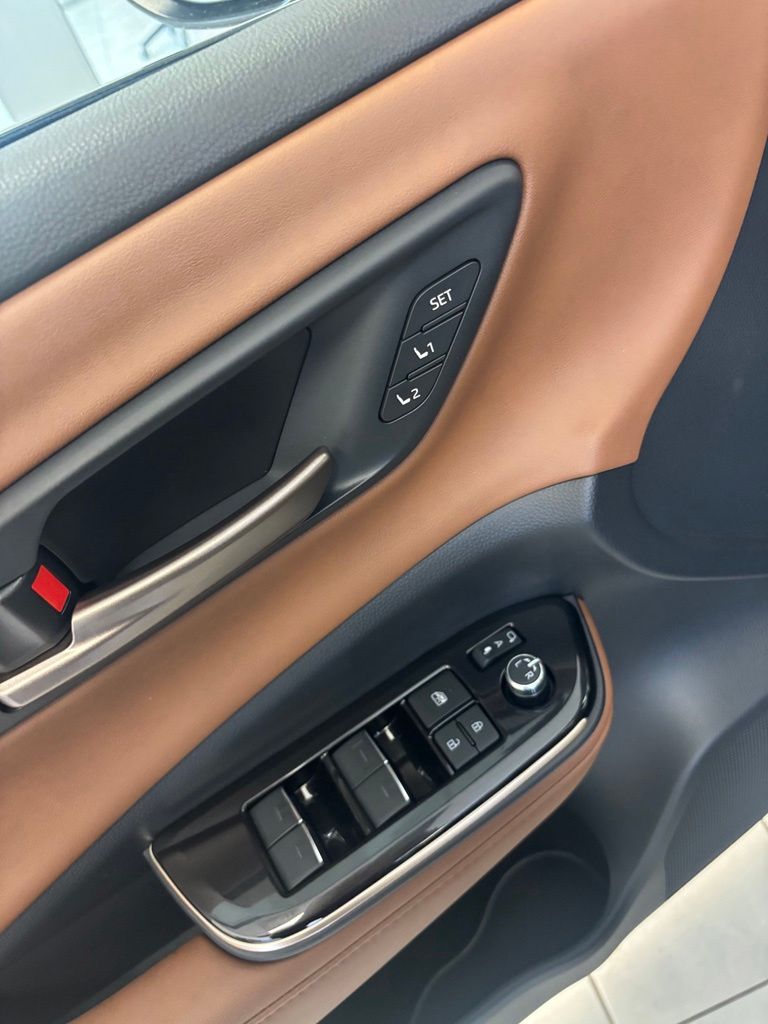 2026 Toyota Crown Signia Limited - Photo 10