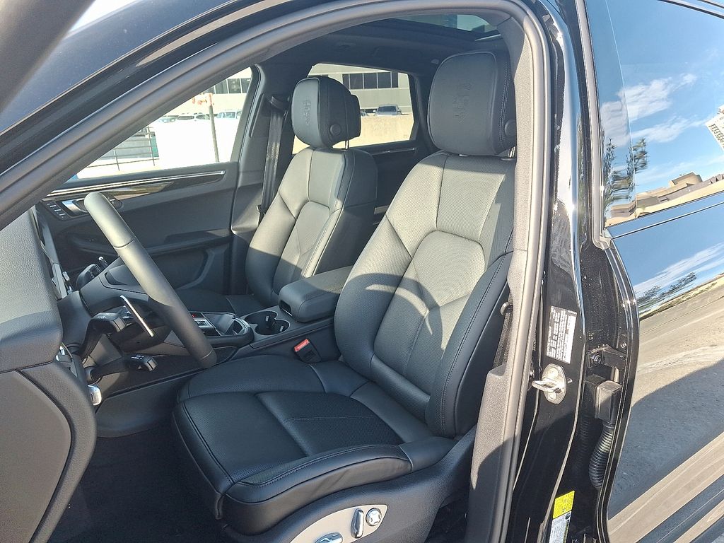 Thumbnail: 2026 Porsche Macan - 17