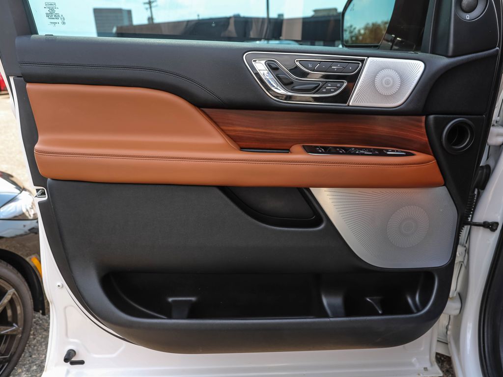 Thumbnail: 2019 Lincoln Navigator - 9