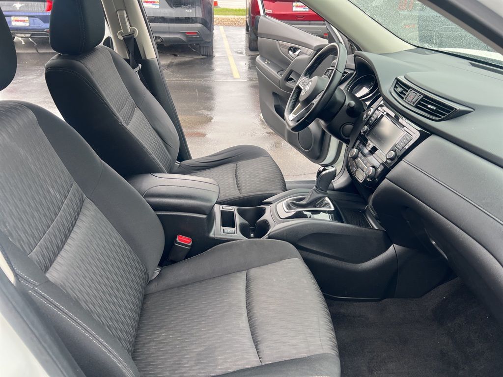 2020 Nissan Rogue SV photo