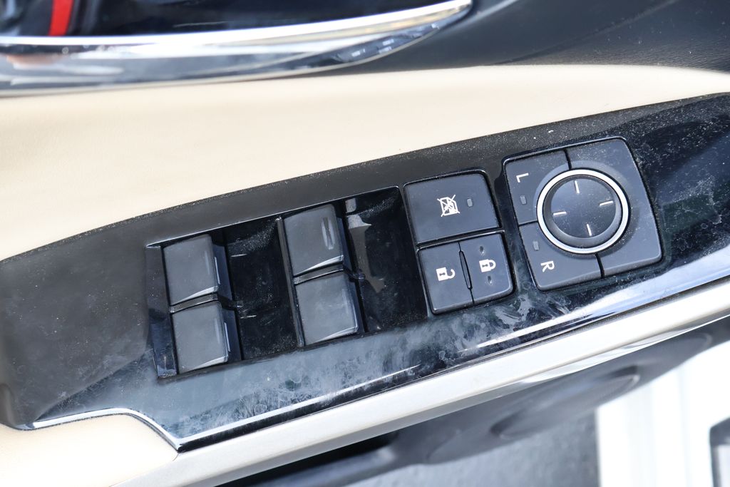 Thumbnail: 2015 Lexus IS - 13
