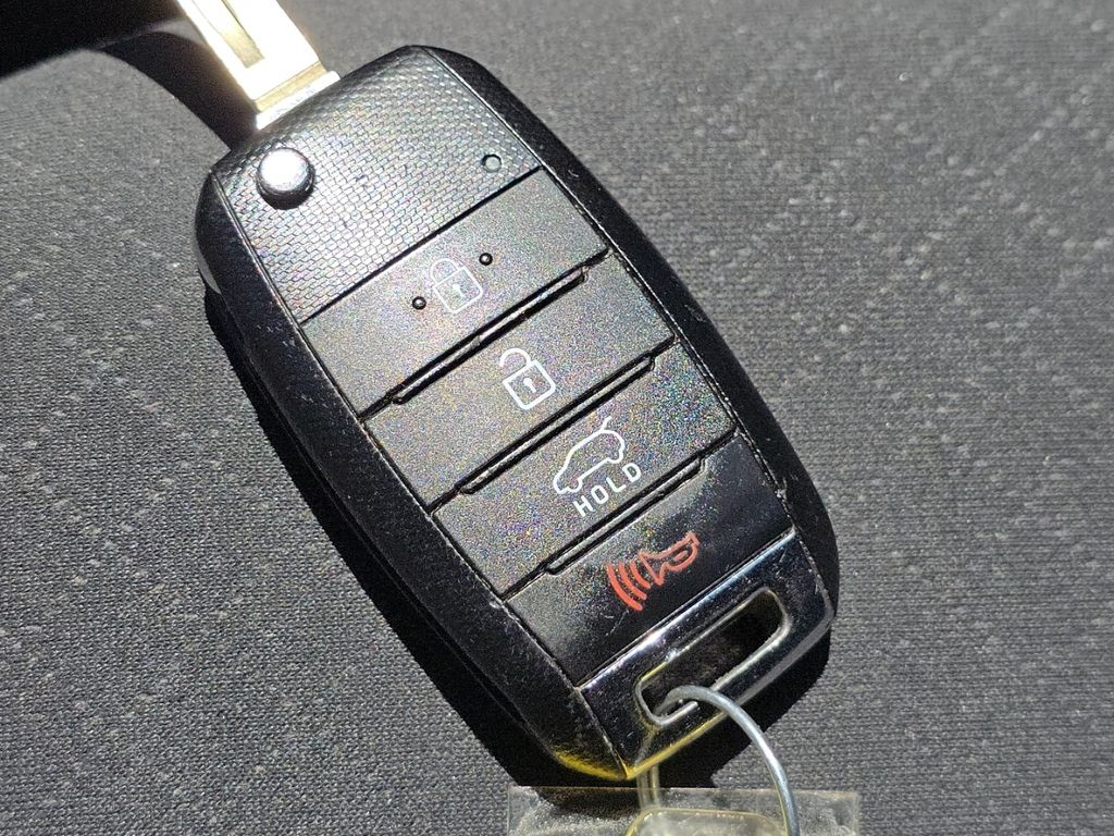 Used 2020 Silver Kia L image 30