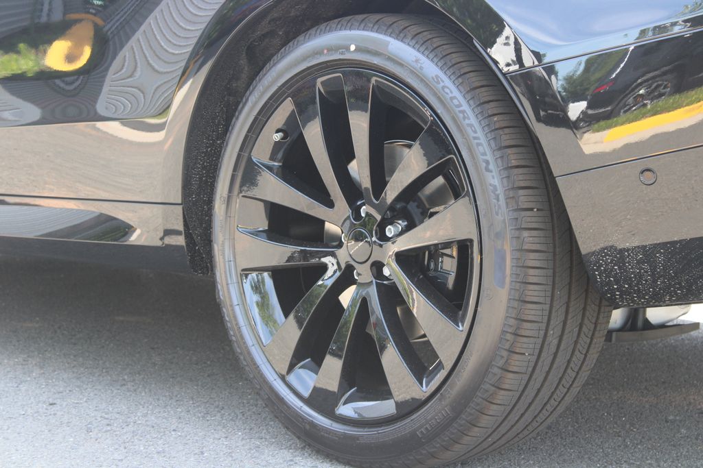 New 2026 Black Land Rover Dynamic SE image 7