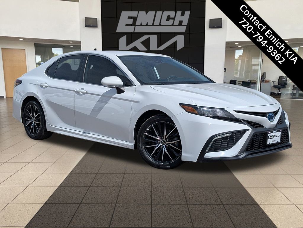 2022 Toyota Camry Hybrid SE