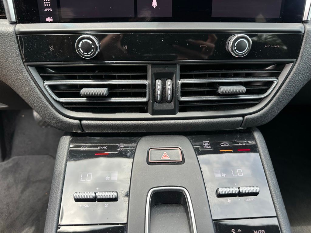 Thumbnail: 2023 Porsche Macan - 25