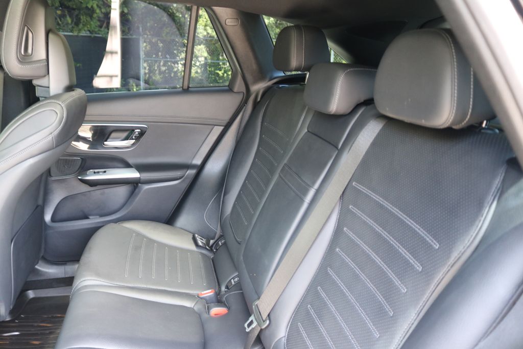 Used 2025  Mercedes-Benz GLC 300 image 15