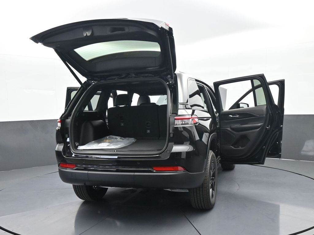 New 2025 Diamond Black Crystal Pearlcoat Jeep Laredo image 58