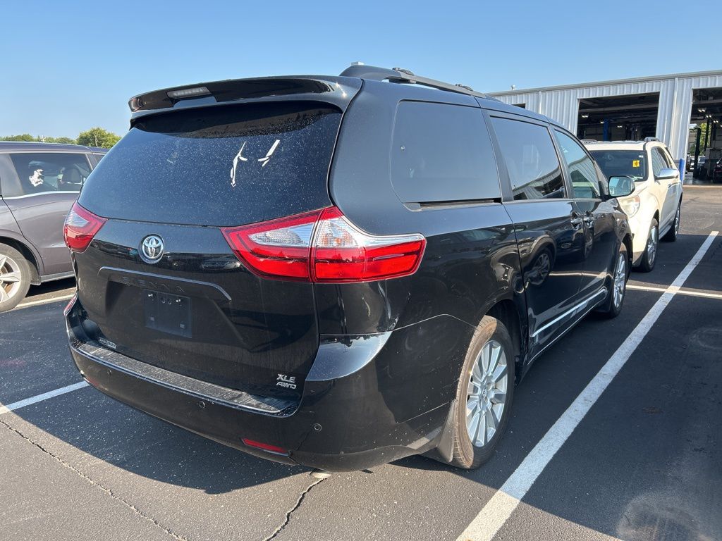 Thumbnail: 2017 Toyota Sienna - 3