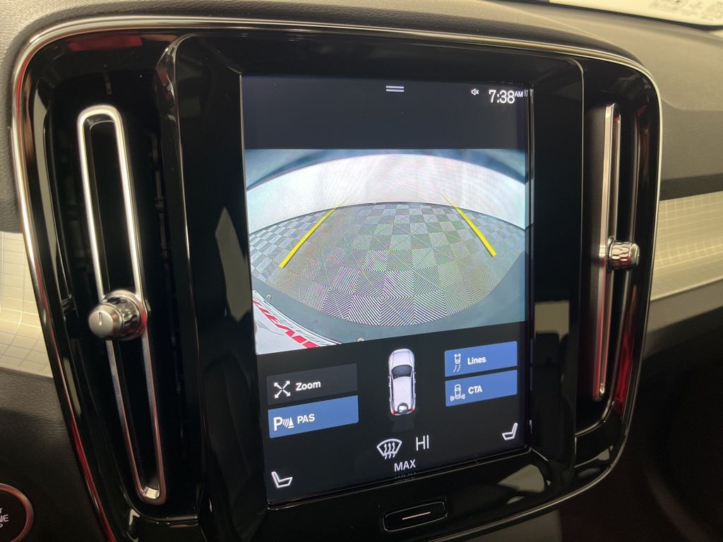 Thumbnail: 2022 Volvo XC40 - 32