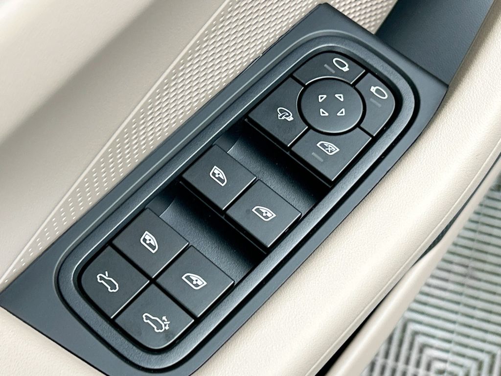 Thumbnail: 2025 Porsche Macan - 24