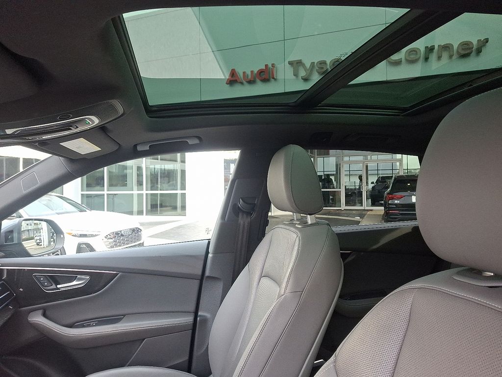 Thumbnail: 2022 Audi Q8 - 14