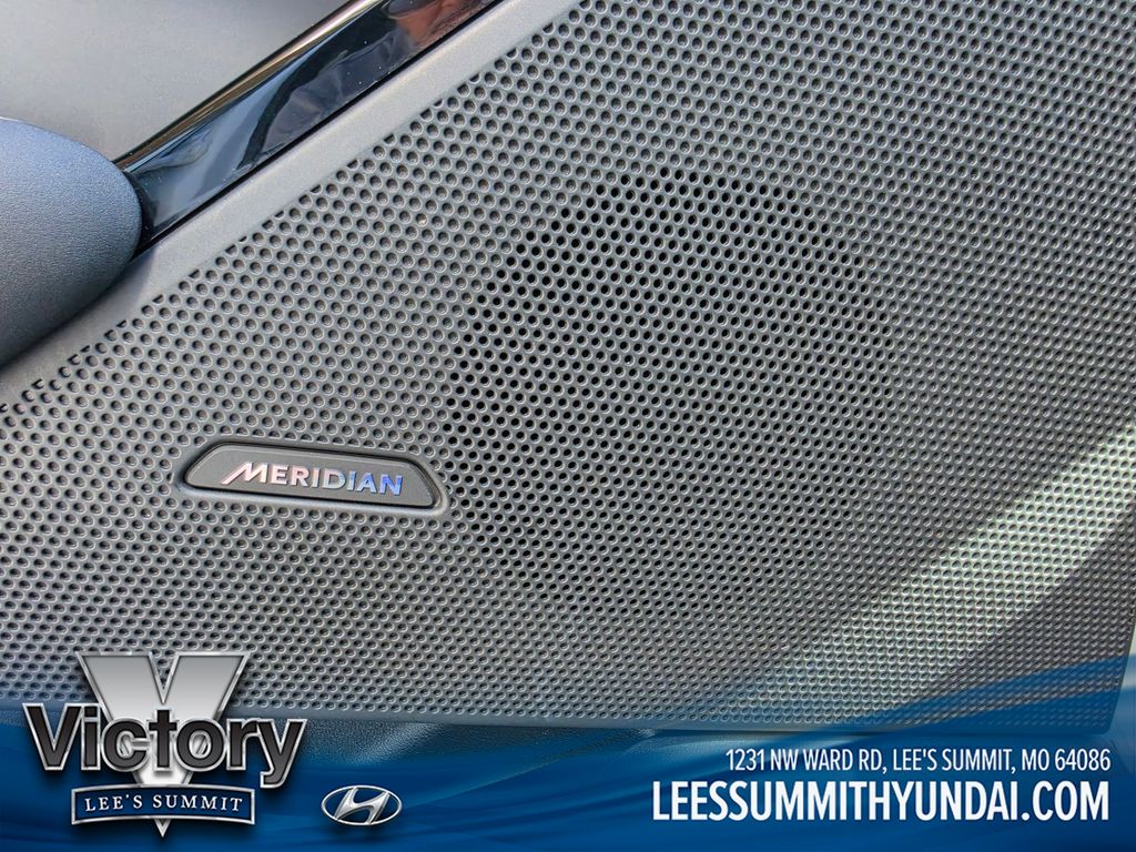 Used 2025  Land Rover Dynamic SE image 18