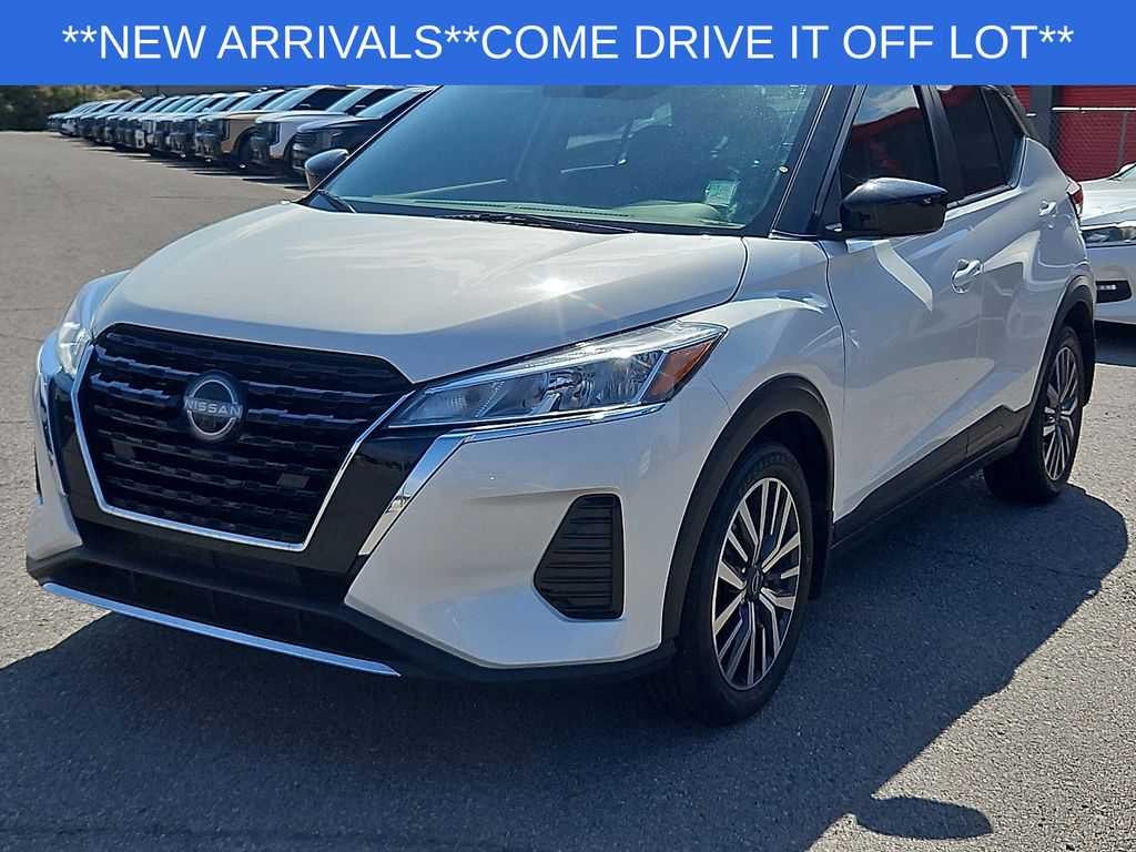 Aspen White/Super Black 2024 Nissan Kicks SUV / Crossover Front-Wheel Drive Continuously Variable Transmission