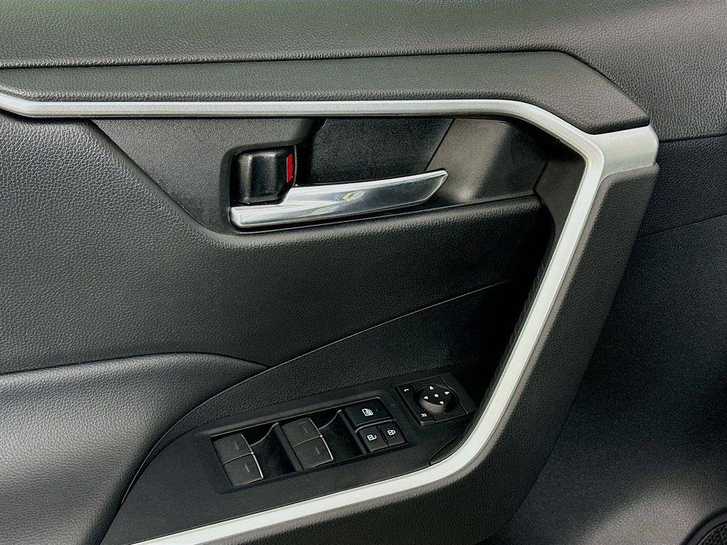 2022 Toyota RAV4 XLE 17