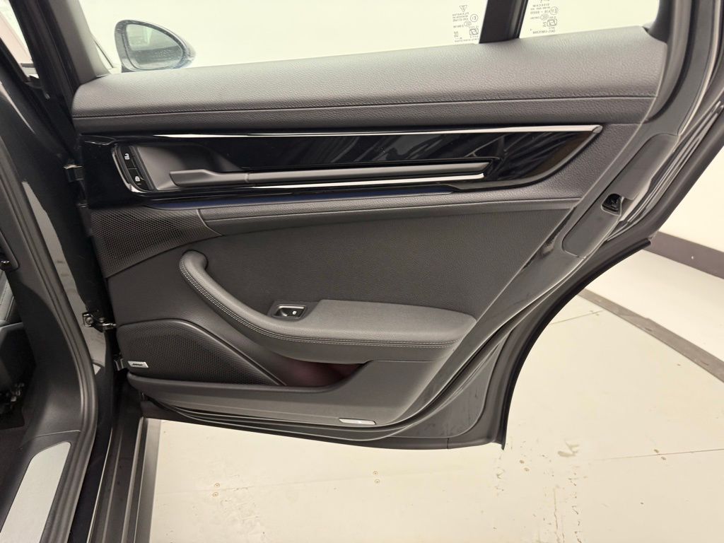 Thumbnail: 2026 Porsche Panamera - 31