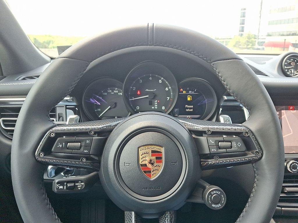 Thumbnail: 2025 Porsche Macan - 21