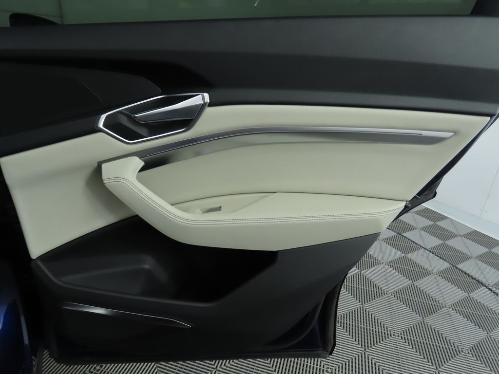 2021 Audi e-tron Premium Plus 28