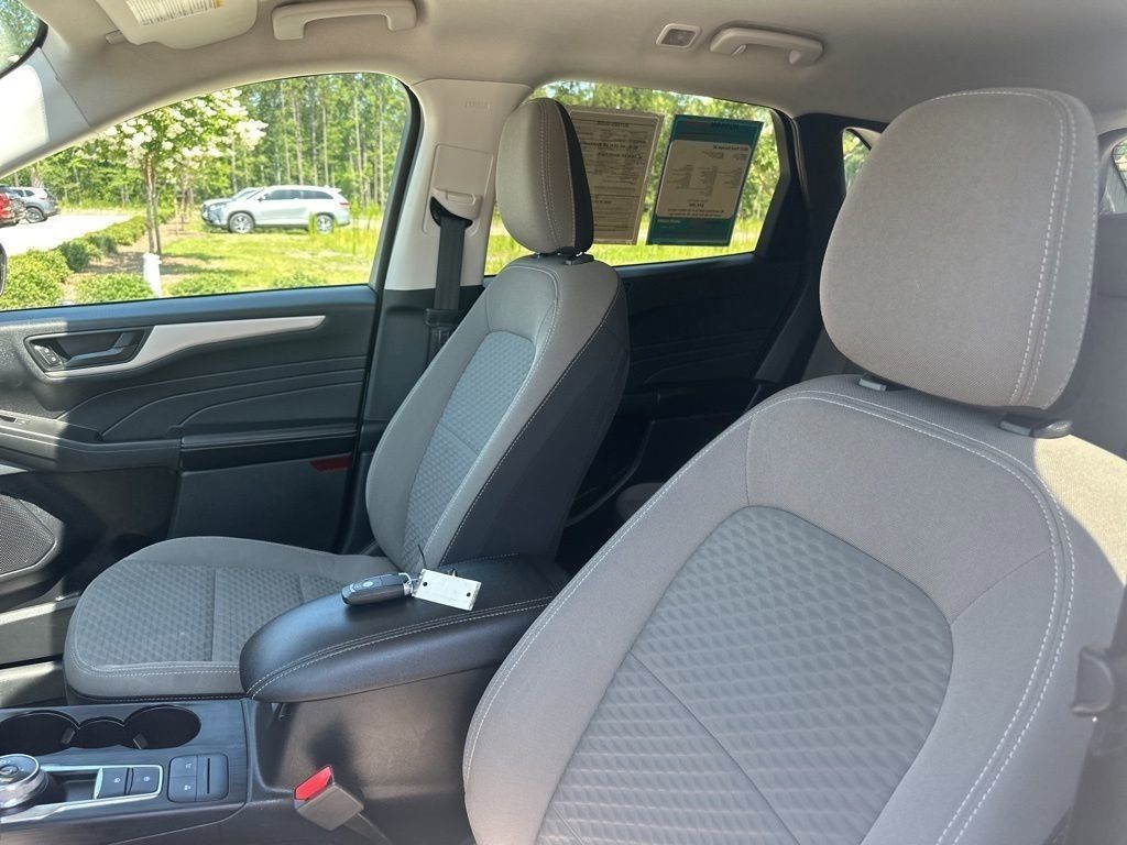 2022 Oxford White Ford Escape SE FWD SUV