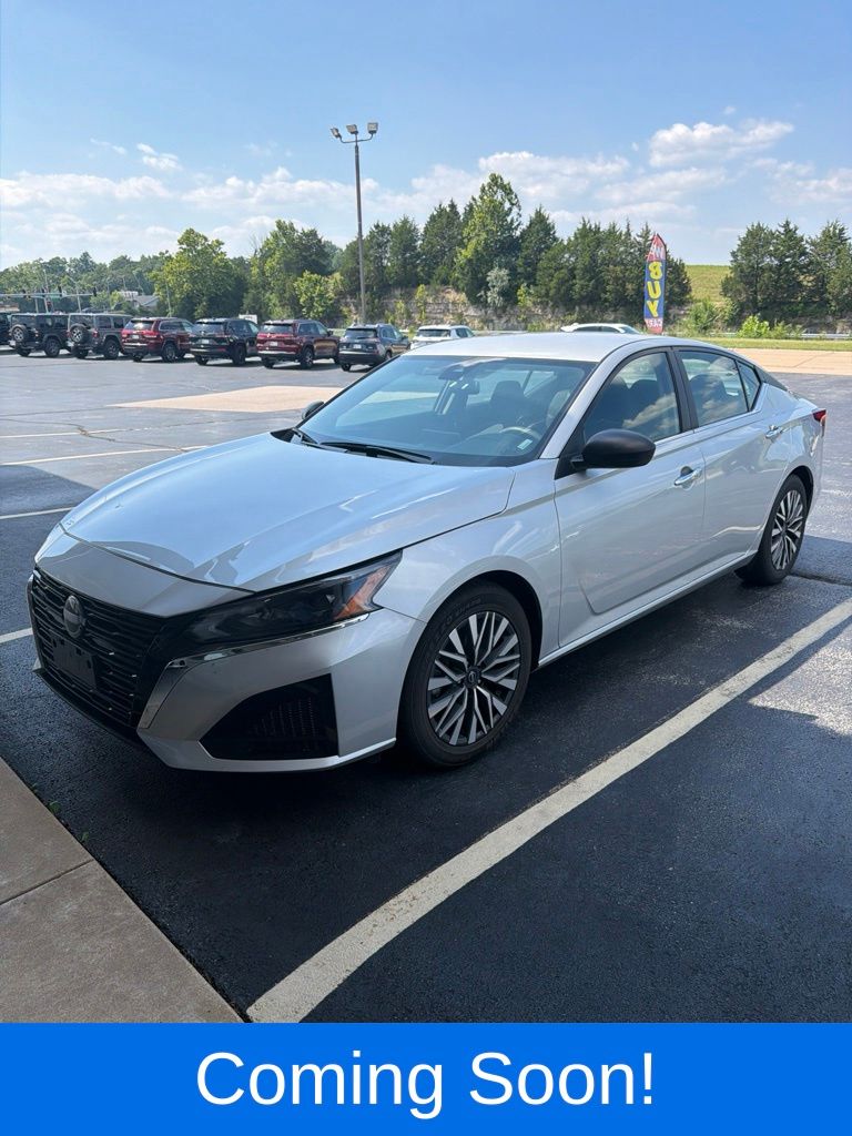 Brilliant Silver Metallic 2024 Nissan Altima Sedan Front-Wheel Drive Continuously Variable Transmission