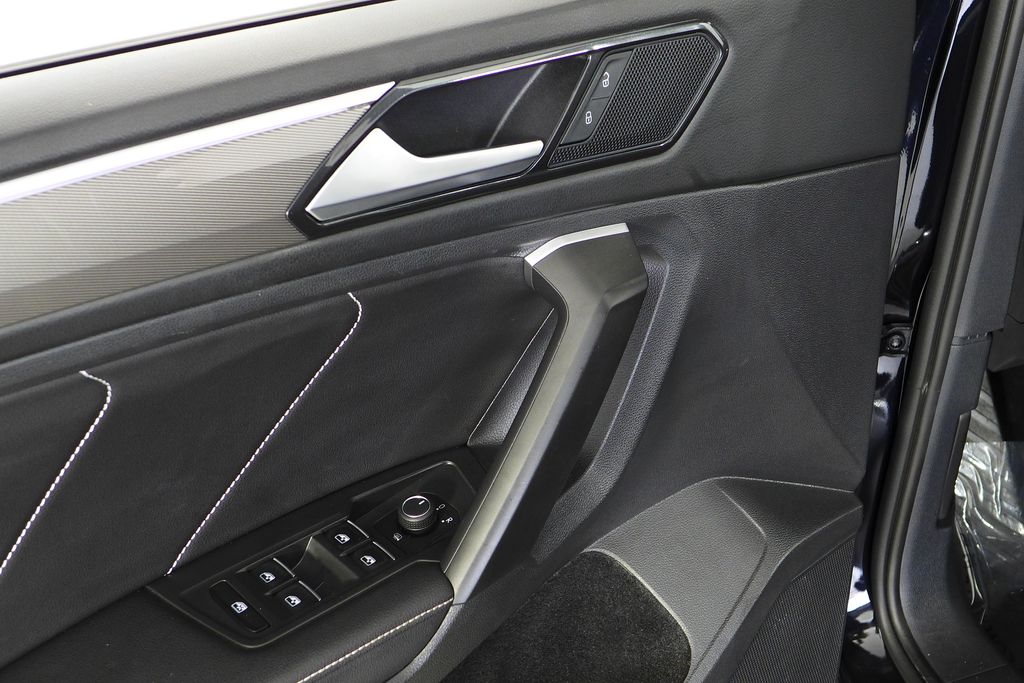 Thumbnail: 2023 Volkswagen Tiguan - 12