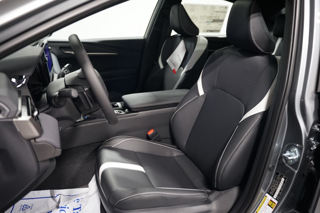 2025 Toyota Camry SE 28