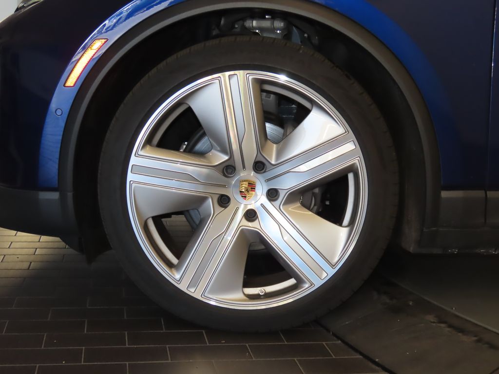 Thumbnail: 2024 Porsche Macan - 11