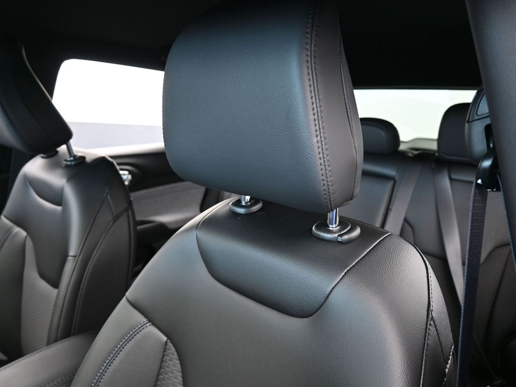 New 2026 Bright White Clearcoat Jeep Latitude image 16