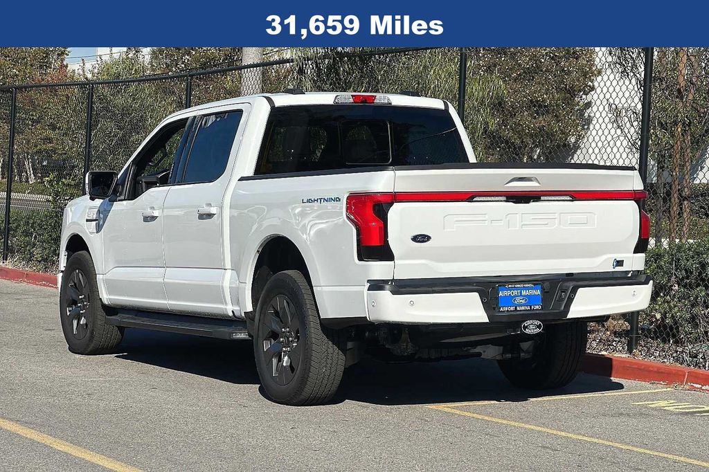 2022 Ford F-150 Lightning Lariat 8