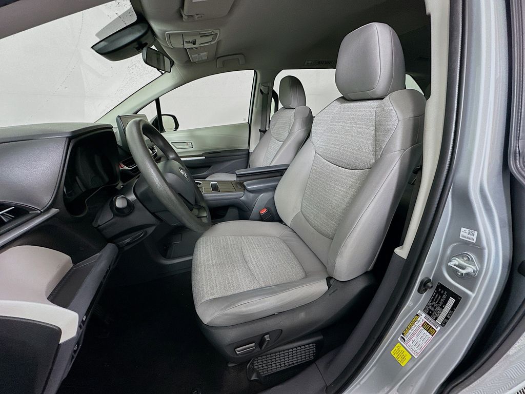 Thumbnail: 2022 Toyota Sienna - 20