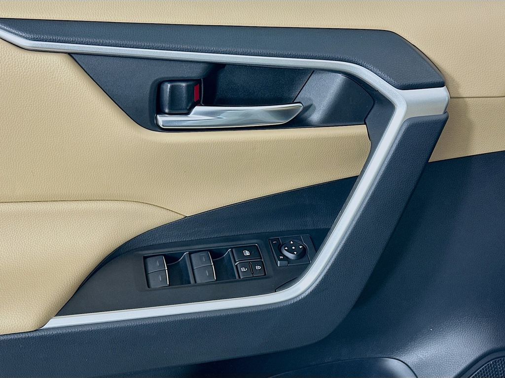 Thumbnail: 2023 Toyota RAV4 - 17