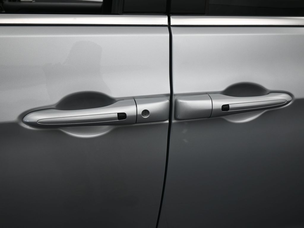 New 2026 Silver Mist Clearcoat Chrysler Select image 24